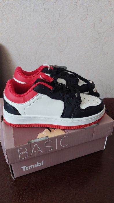 Продам детские кроссовки