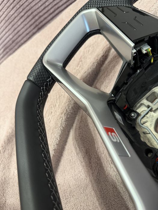 Volan tapitat cu piele perforata si cusatura gri Audi E-Tron , A7,A8,Q7 2020+