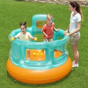 Надувной батуте с шариком.