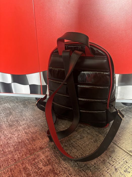 Черна чанта лак с бордо кант