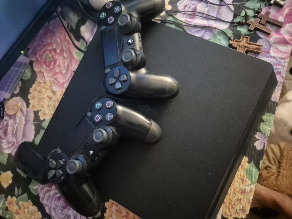 PS4 Slim 500 GB + 2 Controllere + 19 Jocuri – Pachet Complet