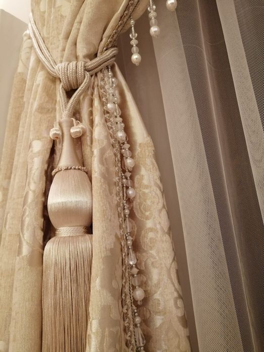 Draperii luxoase cu ciucuri decorativi – stare impecabilă