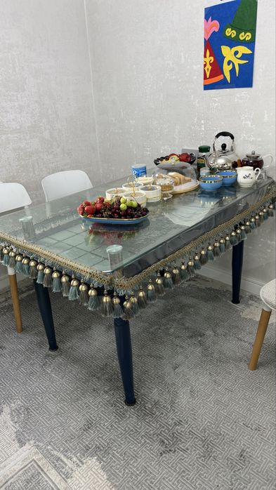Кухонный стеклянный стол с подстолешницей