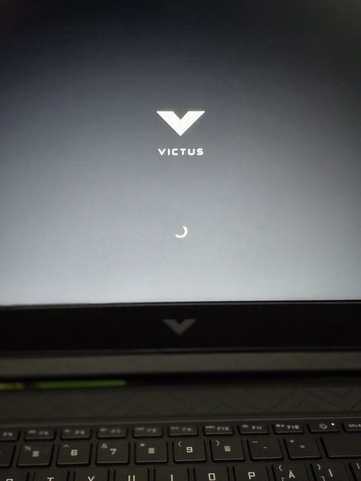 Vând laptop HP victus 15