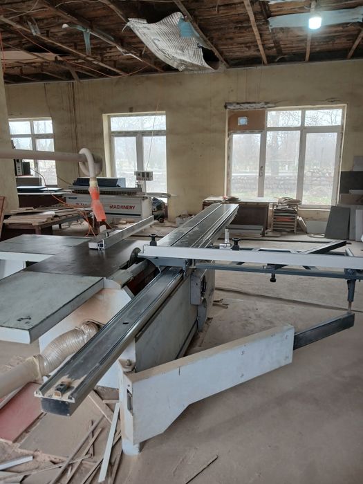 Mebelni ara sotiladi vitishkasi bilan ishlab turgan ara