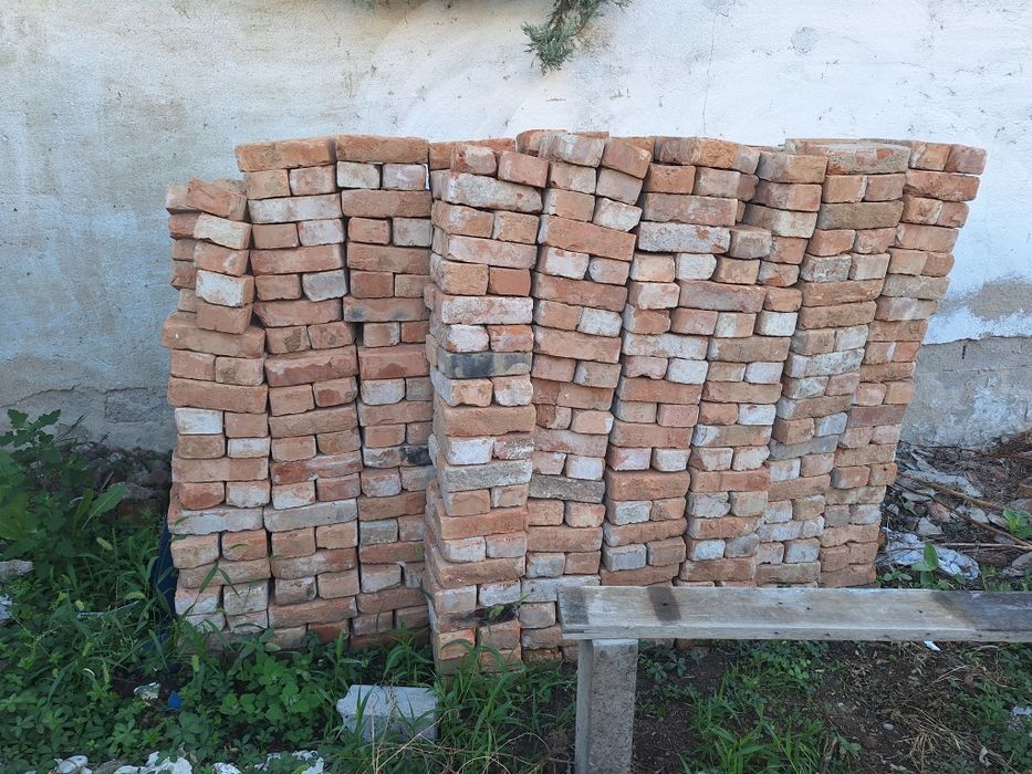 De vanzare -cărămidă veche-preț-1 leu