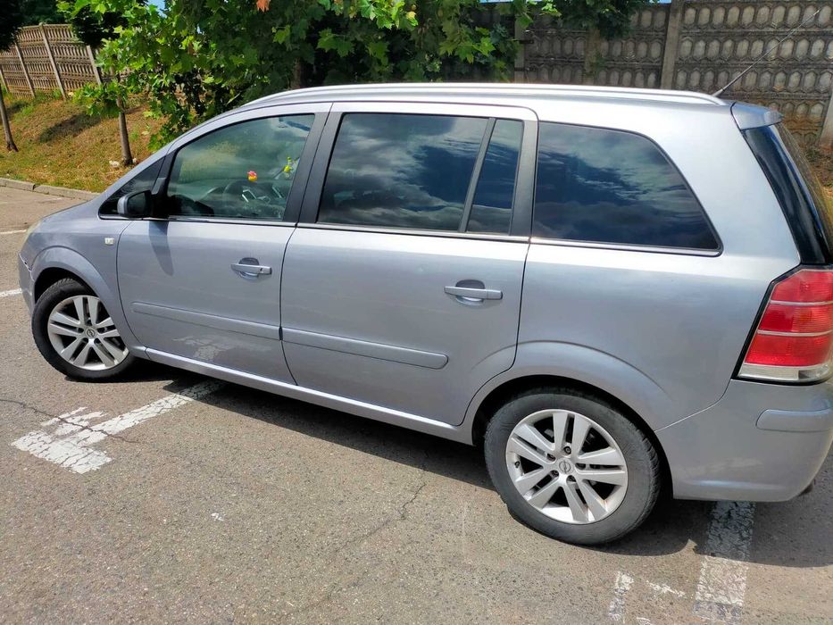 Mașină Opel Zafira