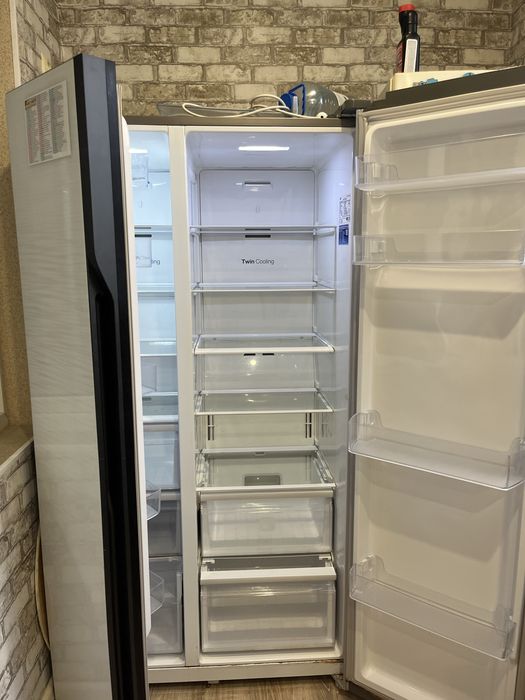 Продается двухкамерный холодильник