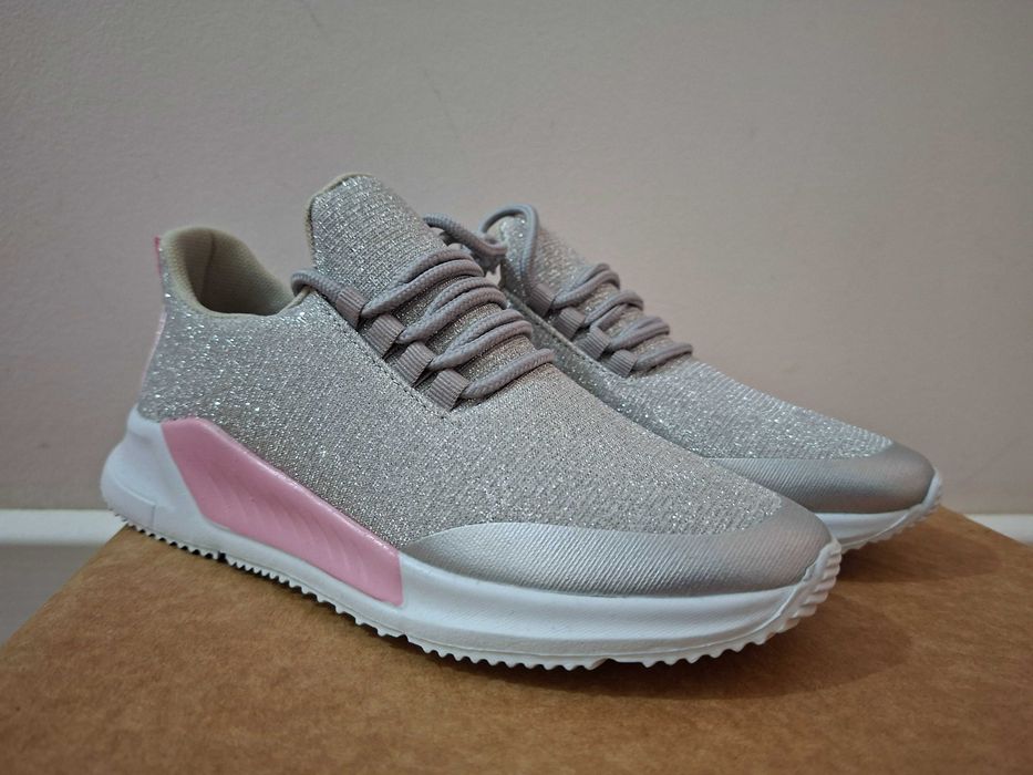 Adidași noi pentru fete nr. 33