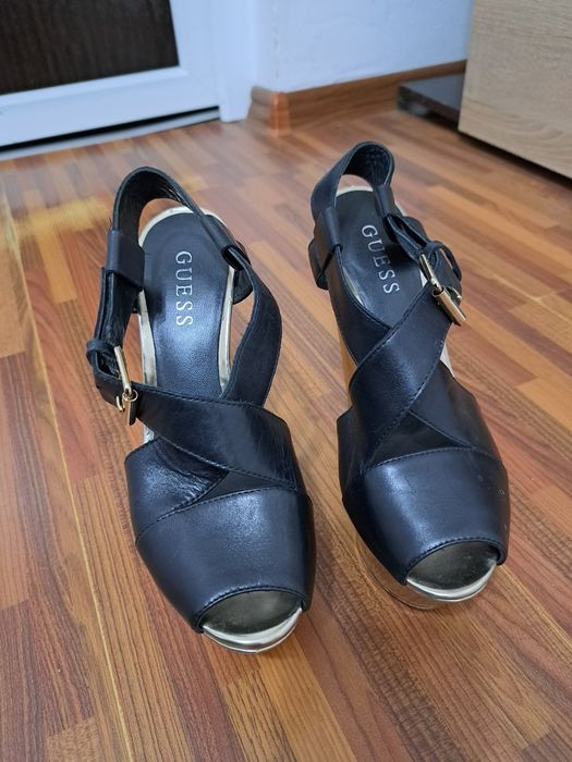 Sandale Guess purtate 3 ore