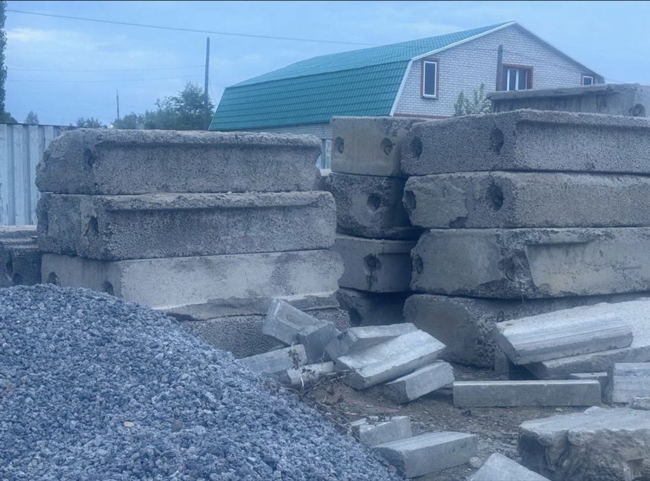 Продам плиты, фундаментные блоки и стеновые блоки СРОЧНО