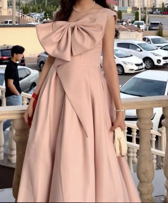 Вечерное платье с бантом