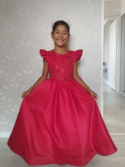 Продам детское платье 5-7 лет