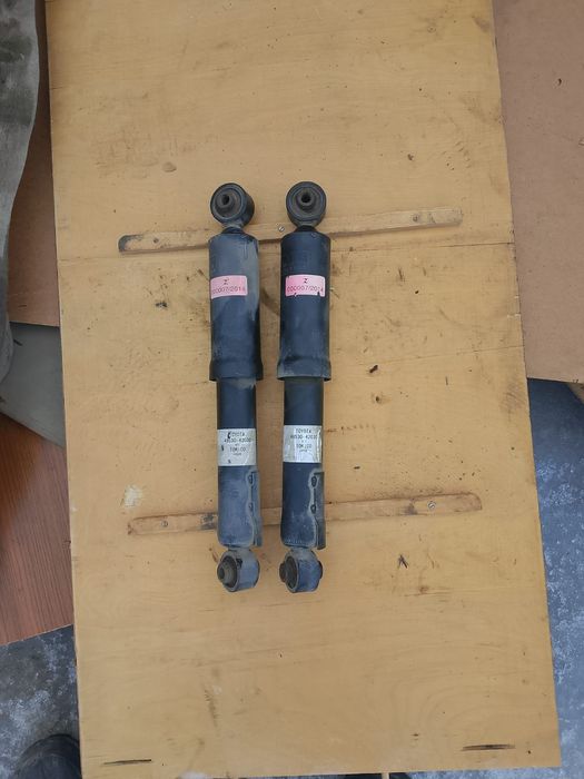 Задний амортизатор Toyota Rav4