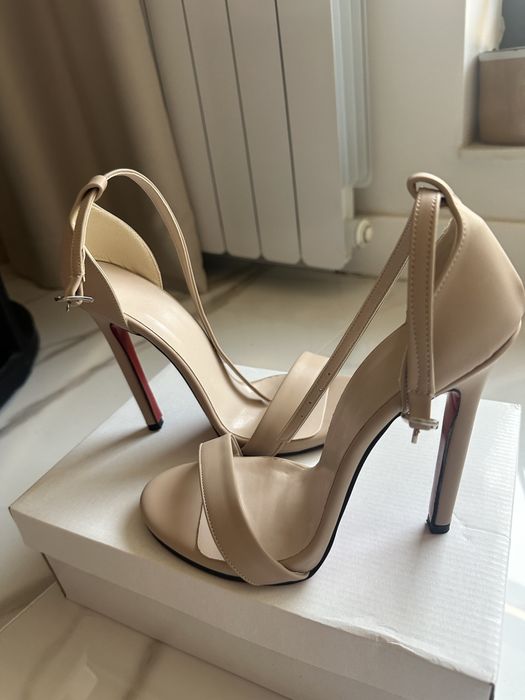 Нови бежови сандали на тънък ток. Размер 39