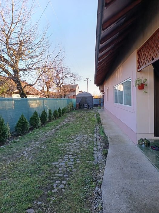 Casă și teren de vânzare