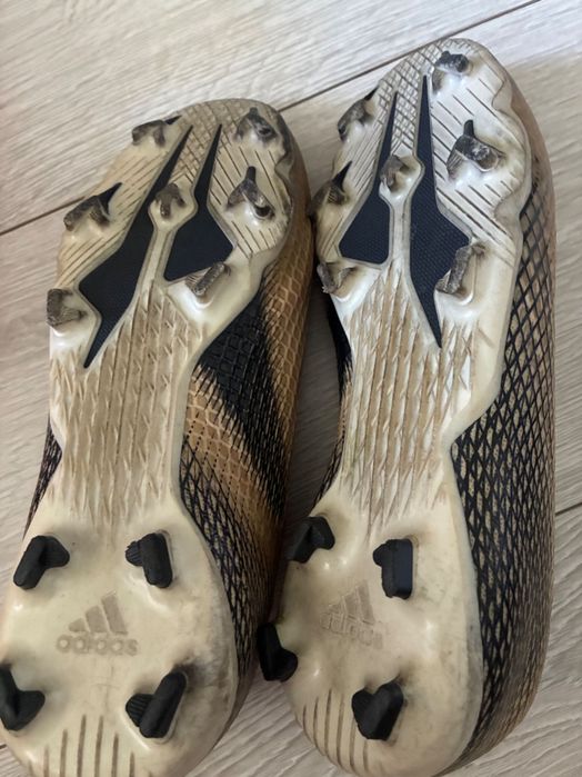Бутонки Adidas.