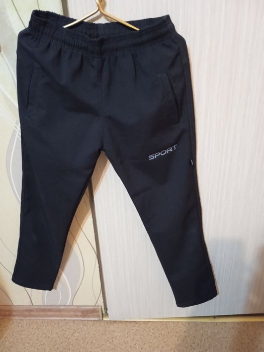 Продам брюки и трико на мальчика.