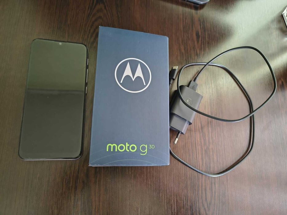 Смартфон Motorola Moto G30 + карта памет 16 GB