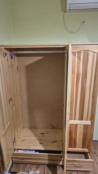 Трикрилен гардероб от чам.