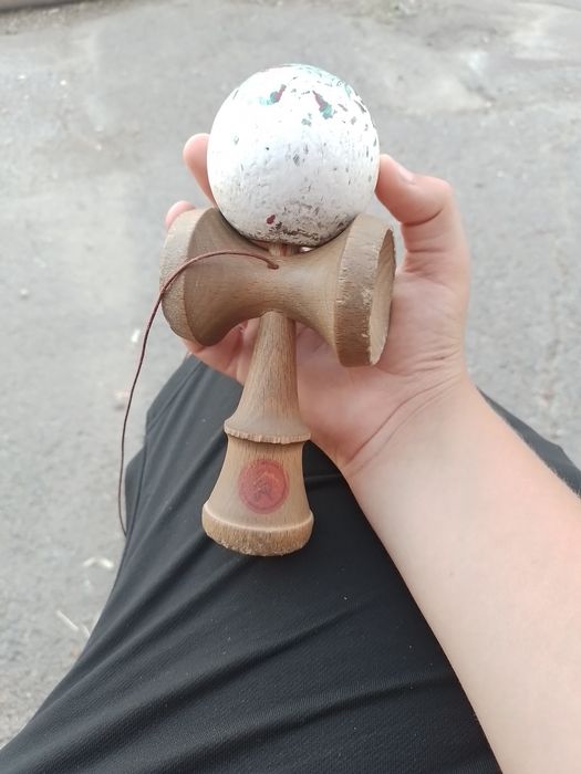 Kendama Europe record plus grip antiskid v2 cupe v2 bevel v3 a avut grip antiskid acum are antiskid v1 mai are grip nu e in stare buna dar este căutat