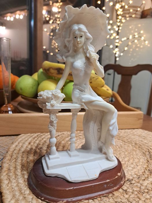 Статуетка от полирезин.