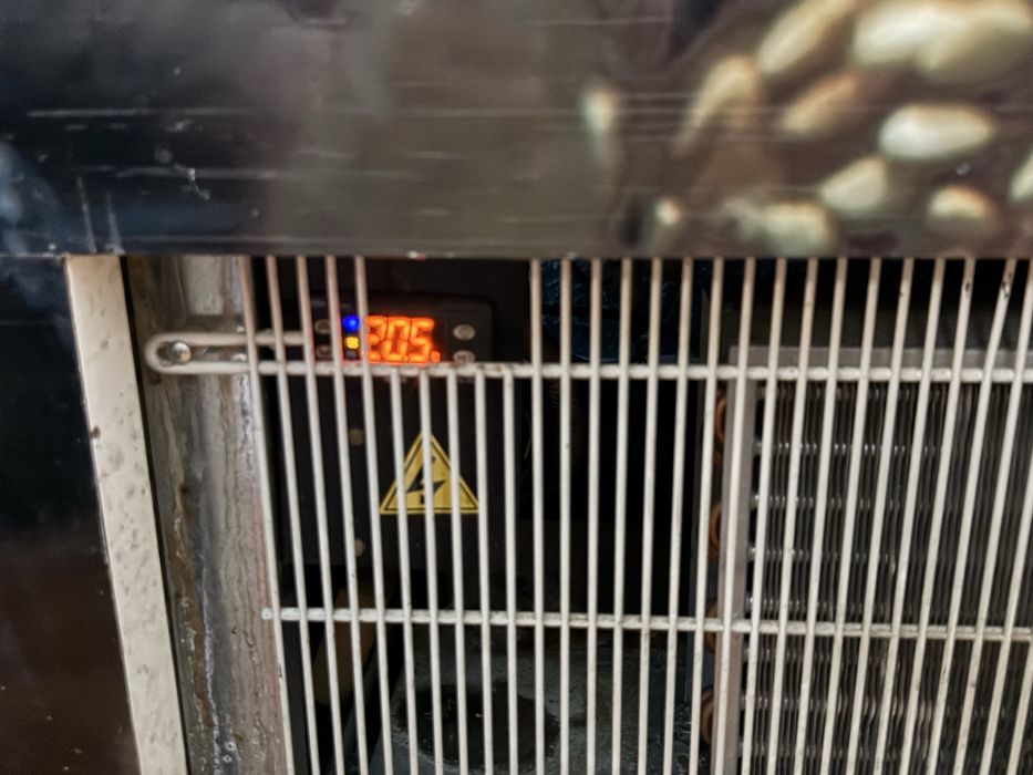 2 Vitrine frigorifice si un panou „A“ pentru reclama