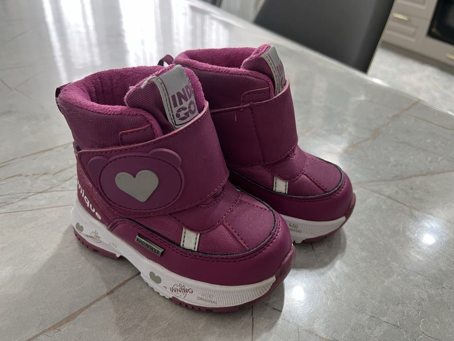 Продам зимнюю обувь на девочку