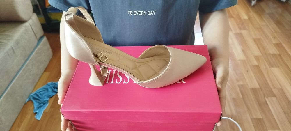 Продам атлосовую босоножку