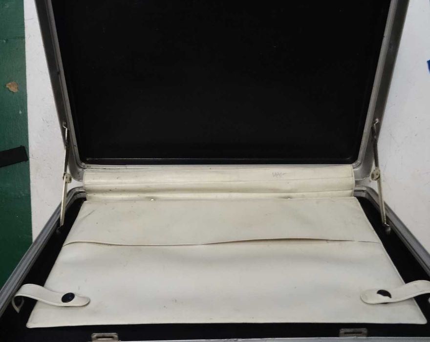 дипломат СССР 33х46х10 (в сантиметрах).