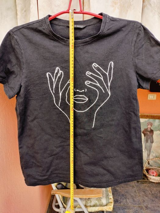 Tricou negru de damă, marca SHEIN, cu un imprimeu minimalist alb (artistic/linie continuă).