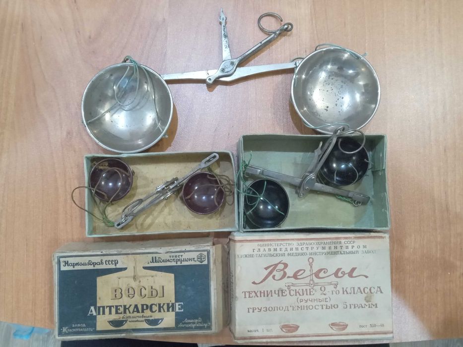Aнтикварные аптекарские весы и набор гирь