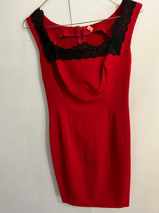 rochie rosie cu dantela neagra in partea superioara marimea S 36