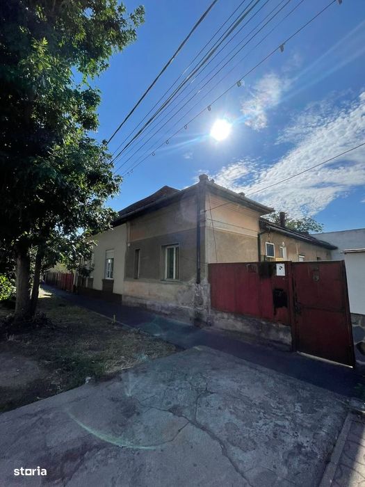 Vand casa caramida,str.Oituz,vis a vis de Salvare si Spital