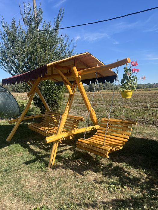 Leagăn XXL din lemn masiv de salcâm cu pui și vaze decorative