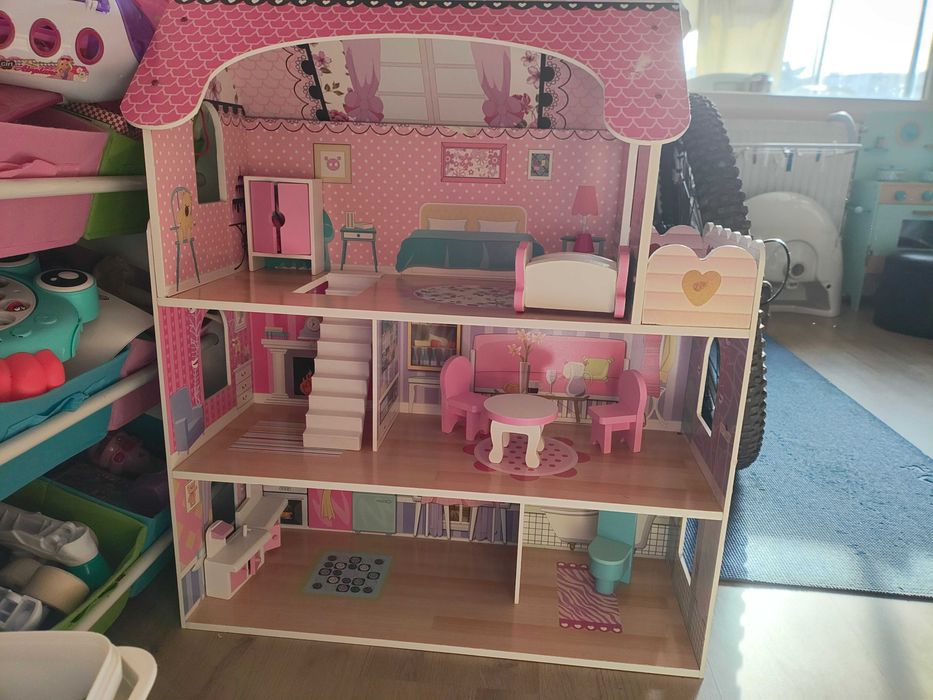 Дървена къща за кукли