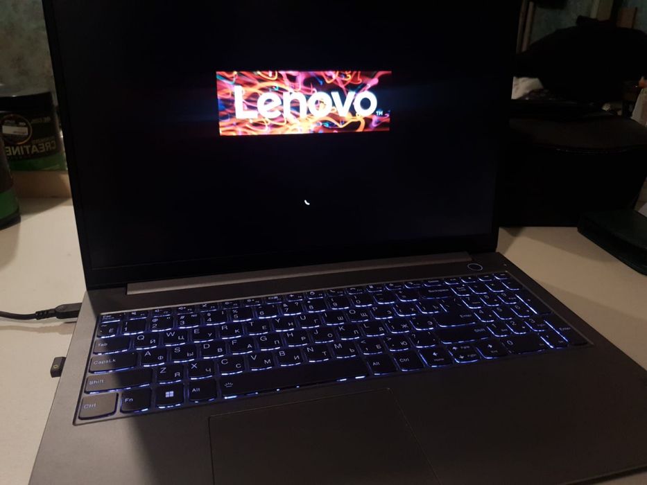 ноутбук «Lenovo».