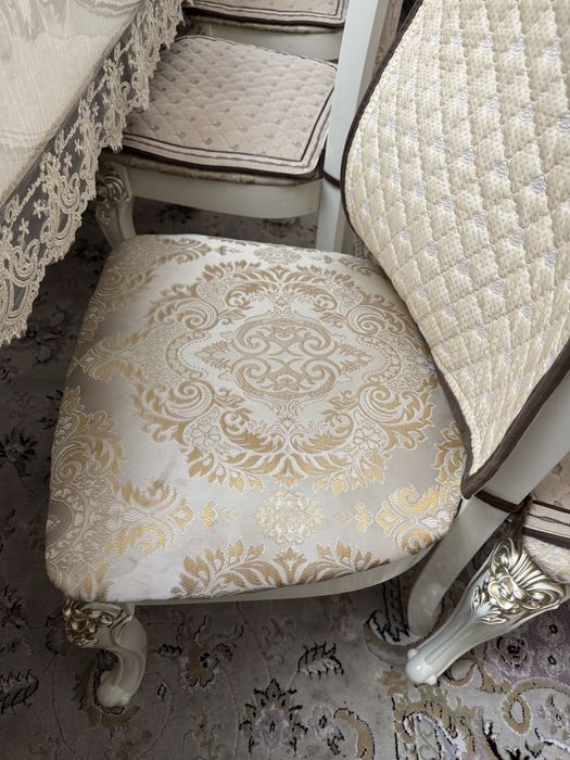 Стол орындығымен сатылады