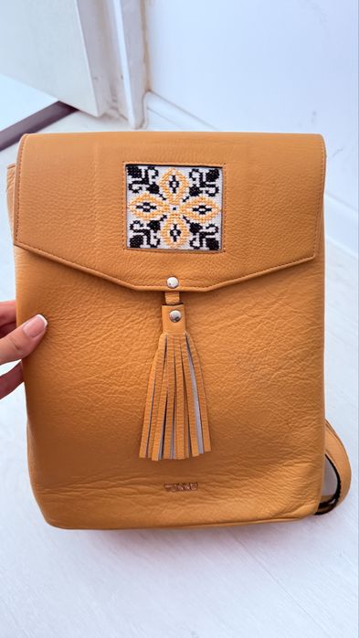 Rucsac piele motiv etnic/ popular lucrat manual Tanna purtat de cateva ori