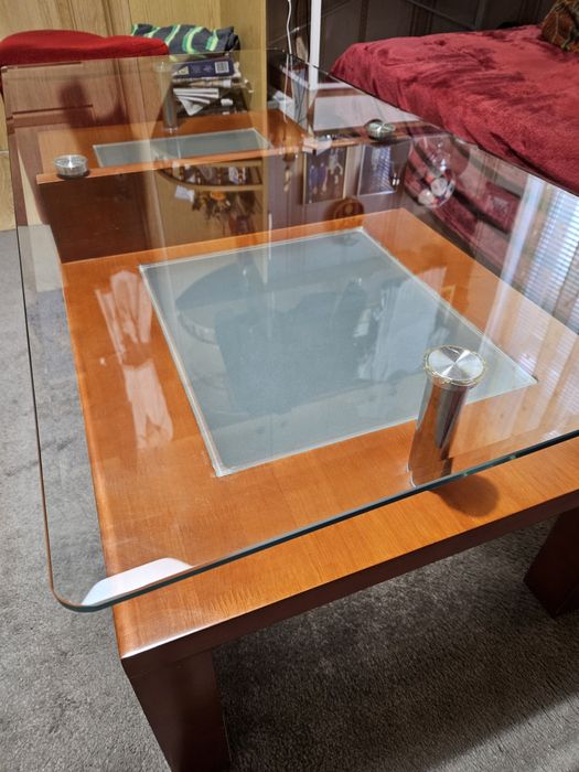 Масивна стъклена холна маса с дървена основа