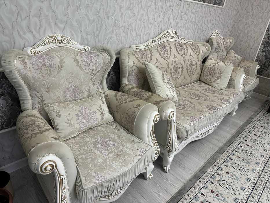 Диван с двумя креслами