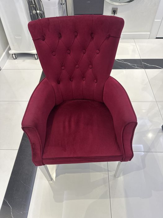 Красное удобное кресло