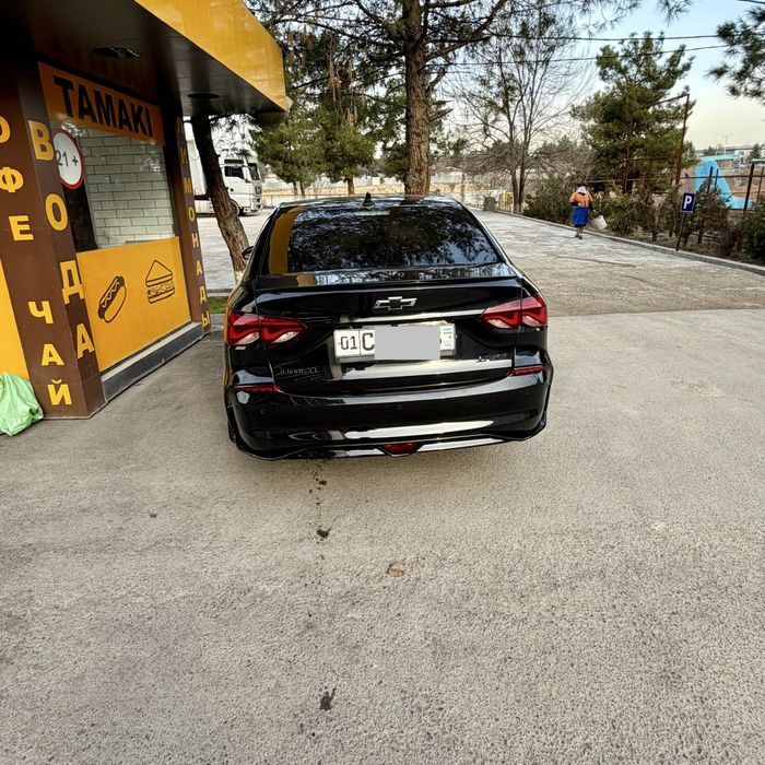 Yashi uzim xaydaganman salondan olib