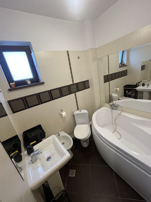 Inchiriez apartament 3 camere zona Bucurestii Noi centrala proprie