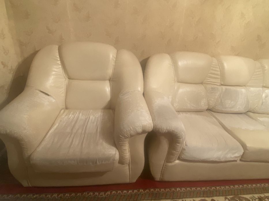 Диван с двумя креслами