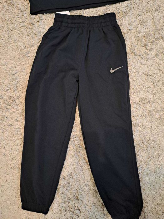 Маратонки Nike номер 36.5 и спортен екип Nike ръст 137 см