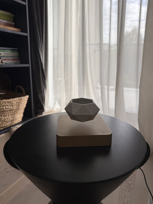 FLYTE LYFE ghiveci cu levitație magnetică – stejar + alb
