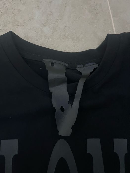 Tricou V Lone alb cu negru luminos seara
