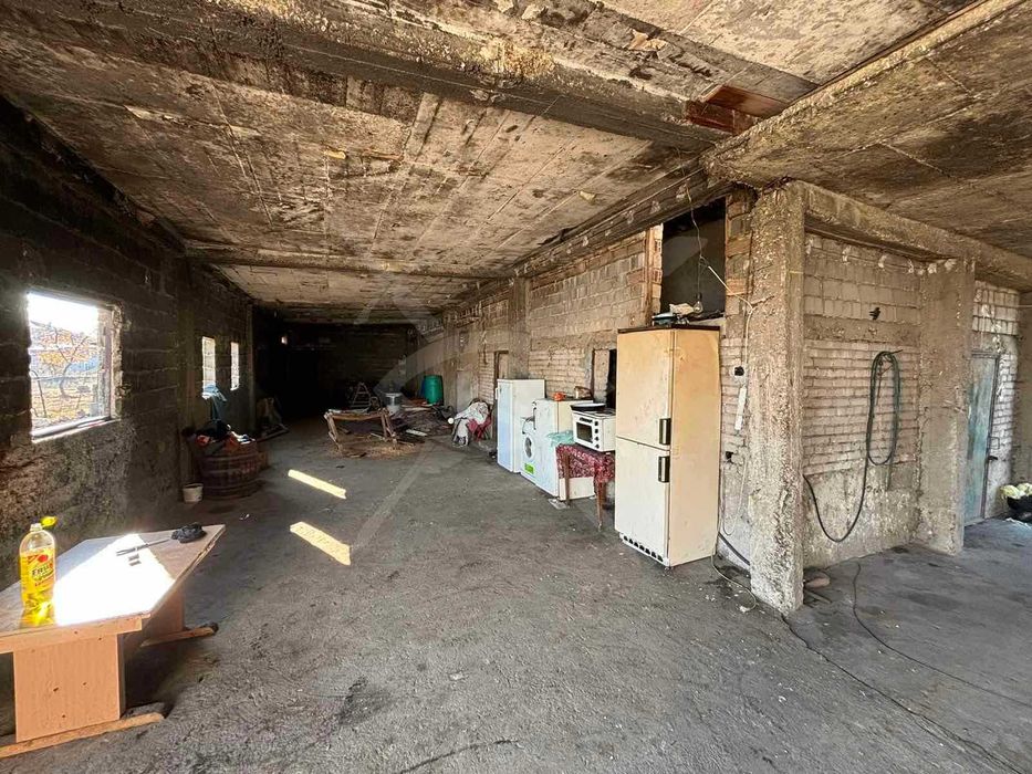 Къща с бизнес част- автосервиз в Избеглии