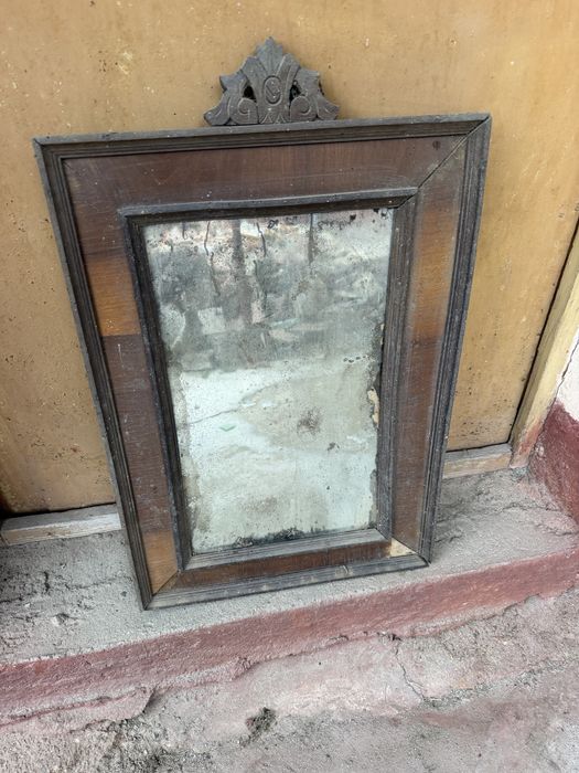 Oglindă veche antică cu fronton sculptat